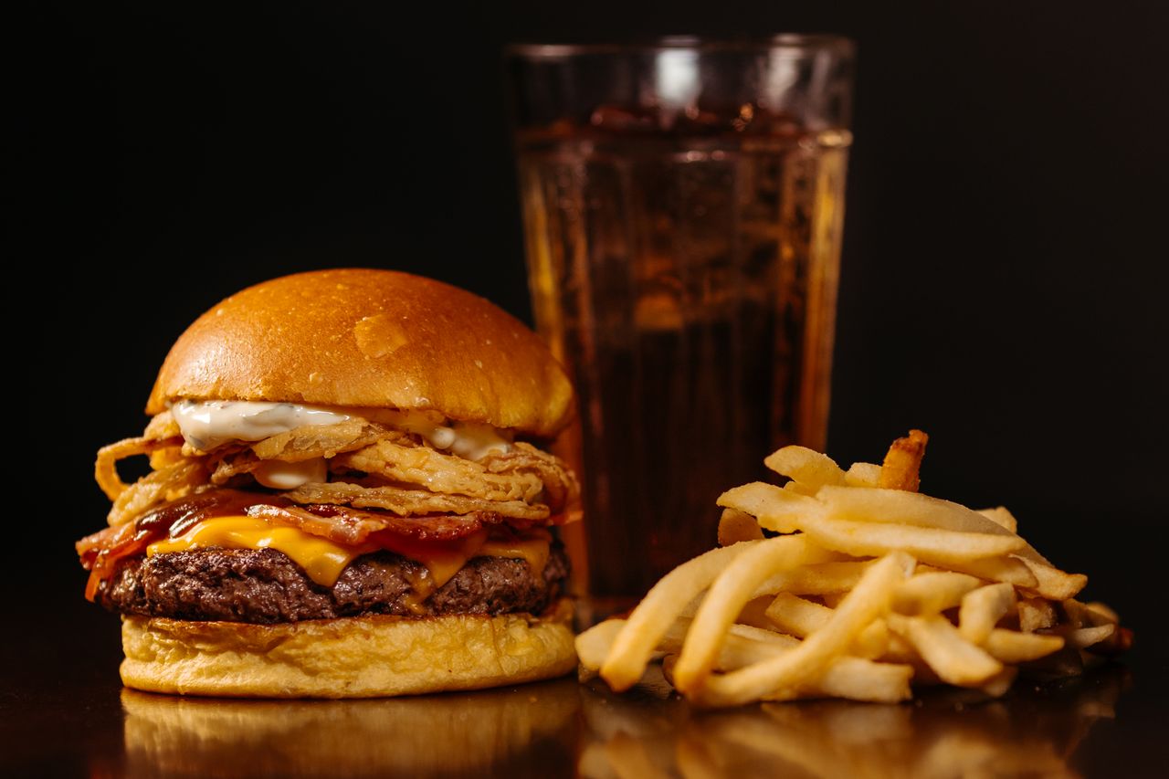 Calories in fast food: burger, shawarma, hot dog and fries